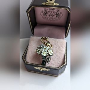 Juicy Couture Daisy bouquet charm